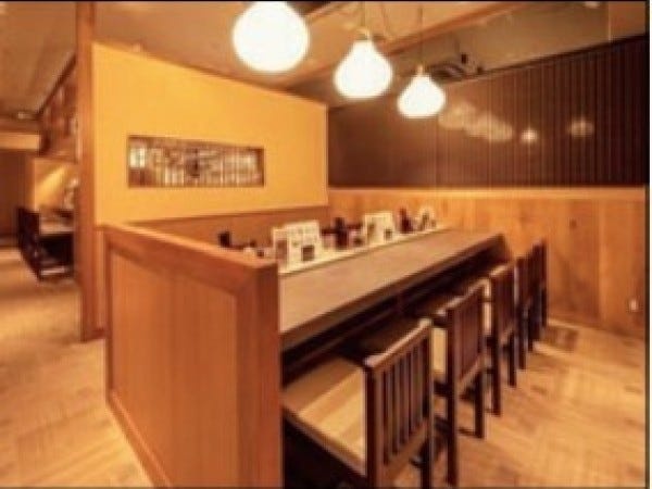 カウンター席の他にもテーブル席もあり、グループで食べにくるお客様にも好評いただいております。