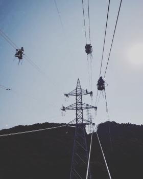 電力線乗り出し作業。こんな作業は送電線工事だけです。