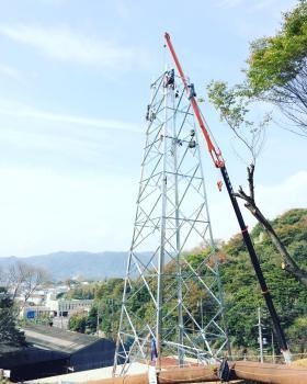 組立しています。高所での作業です。