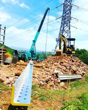 鉄塔基礎工事の風景です。重機等を使って掘削作業します。