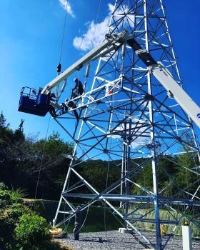 高所作業車を使った作業風景です。