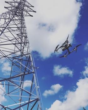 ドローンを使って最初の線を延ばしていきます。