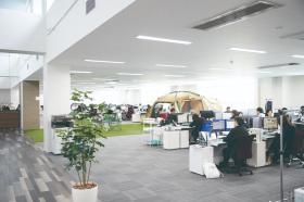 広々としたオフィスでは部署を超えたコミュニケーションが実現