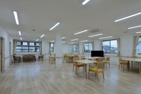 開放的な食堂。廊下も車いすがすれ違ってもまだ余裕がある広さ