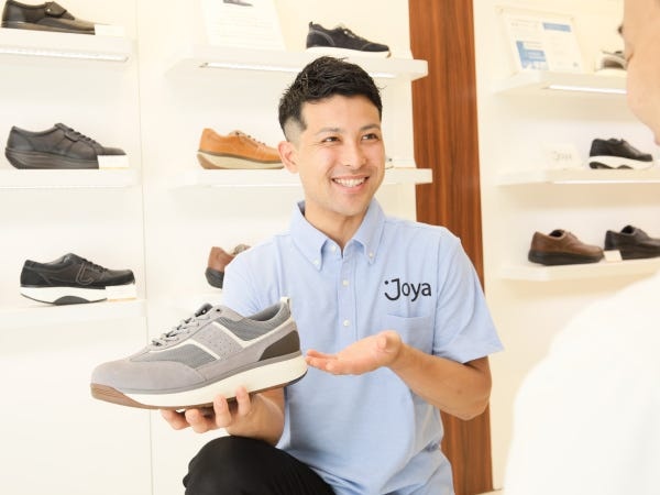 お客様に最適なシューズをご提案するお仕事です。未経験でも充実した研修でサポートいたします。