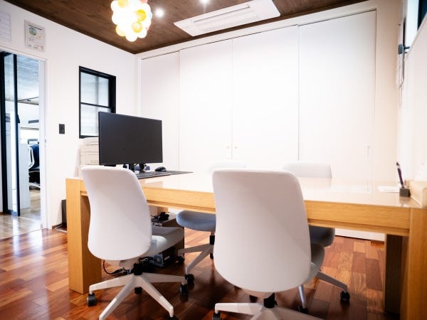 応接室です。社内会議や打ち合わせで利用しています。