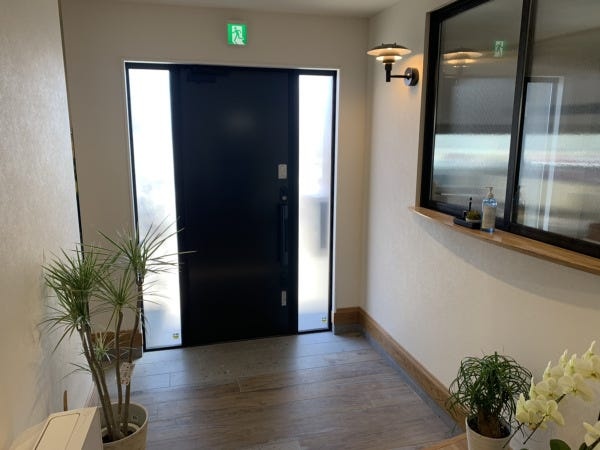 お客様をお出迎えする玄関です。社長のこだわりポイントは床のタイルです！