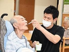 食事の介助も介護職の仕事です