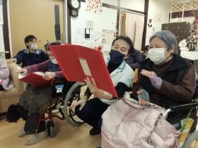 レクリエーションで歌を歌います