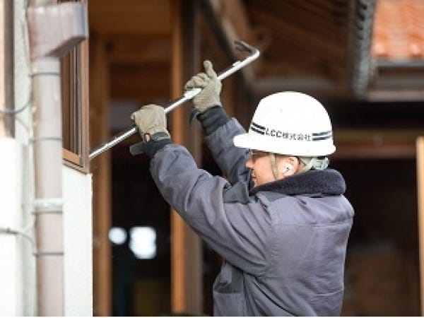 解体工事現場での作業の様子です。弊社で請け負った解体工事現場での作業なので、分からないことがあっても丁寧にお教えします。