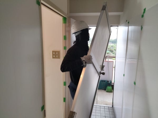 建設現場での軽作業の様子です。現場責任者の指示に従って、搬出等の軽作業を行ってもらいます。