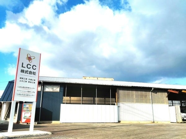 弊社外観です。スタッフ用駐車場も完備しているので、車・バイク通勤可です。