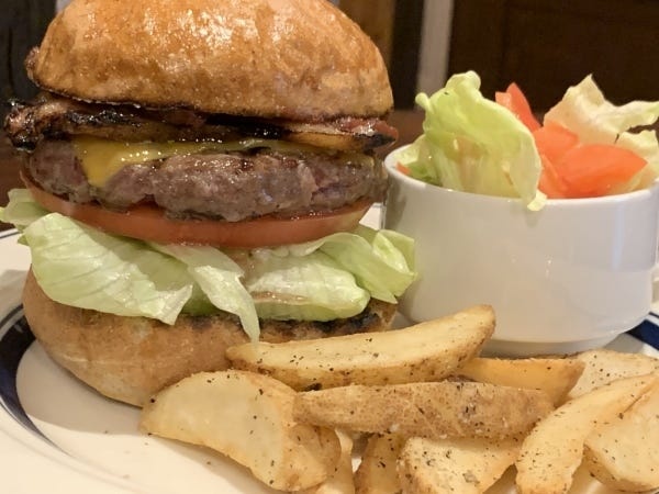 自家製ベーコンチーズバーガー　牛肉100%のパティはステーキをかじっているような食感。約1週間かけて作るスモーキーな厚切りベーコン。