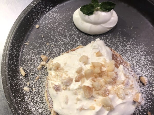 マカダミアナッツパンケーキ　国産小麦粉を使用したパンケーキ生地はもっちりとした食感！