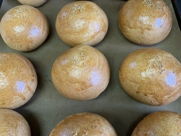 自家製バンズ　国産小麦粉100% 毎朝お店で作っています。