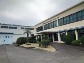 工場敷地内には無料駐車場を完備しています。