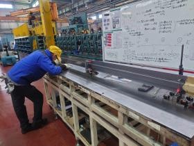 型鋼製品の品質検査作業。