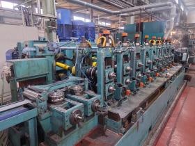 高周波造管ラインです。ロールフォーミングが得意分野です。