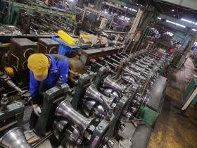 型鋼ラインでロール金型の組替作業。組替の精度が良品を生みます