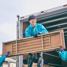 作業風景：複数人で商品の運搬を行います。