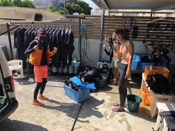 海で働くインストラクター