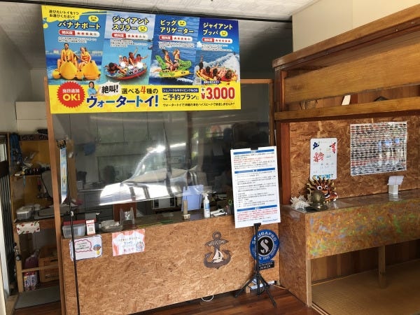 広々200坪の沖縄の古民家を従業員で改装しています。店内