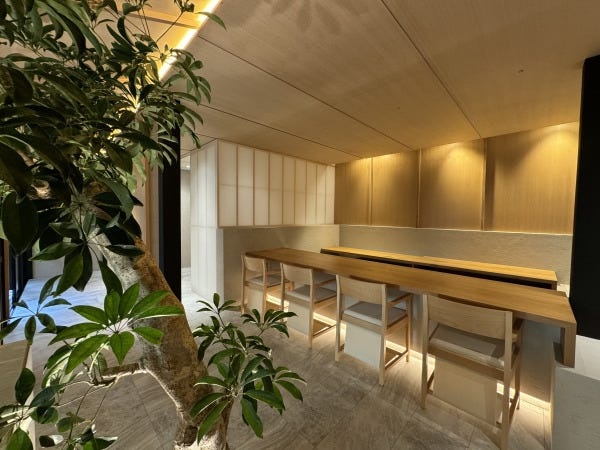 ゆったりとした空間でお客様にくつろいでいただきます。