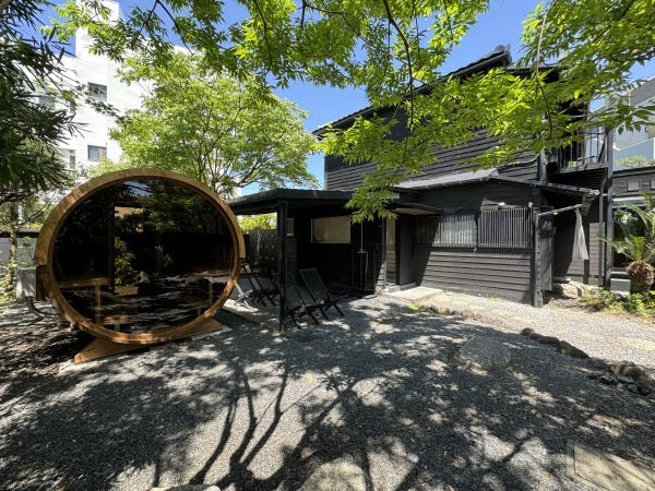 築100年の日本庭園つきの物件です。風情溢れる環境で鎌倉の魅力を楽しんでもらいます。