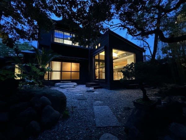 住宅街にあるからこその閑静な環境です。大人なゆったりとした時間を過ごしていただきます。