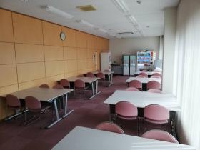 休憩所 無料給茶機、各種ジュース、カップ麺、固形食等あります