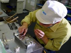 金型メンテナンス 定期的に金型のオーバーホール作業をします