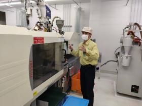 製造工程 オペレーターが成形機の立上げ、材料補充、製品回収等