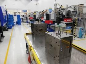 製造工程 成形機にアイテム毎の金型を載せて生産します