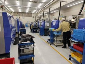 製造工程 ３０台の成形機で製品を製造しています