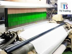 難燃の糸から生地に仕立て、燃えにくい製品を作ります