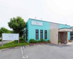 ティファニーブルーの外壁が目印で駐車場は広くて喜ばれています