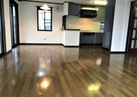 広々としたリビング、台所が奥にあります。