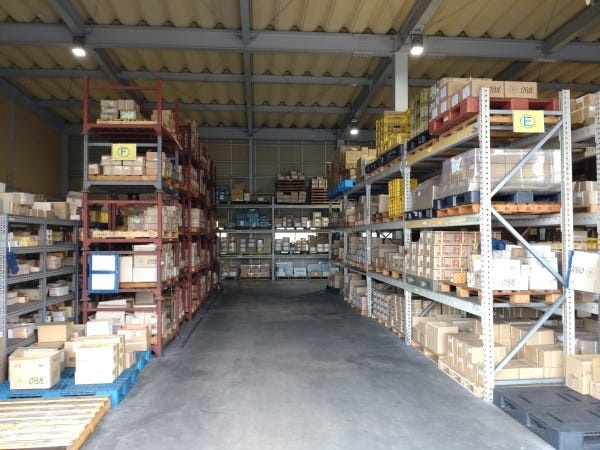 物流管理・物流管理スタッフ・お客様と接する販売（未経験者歓迎・普通自動車免許）