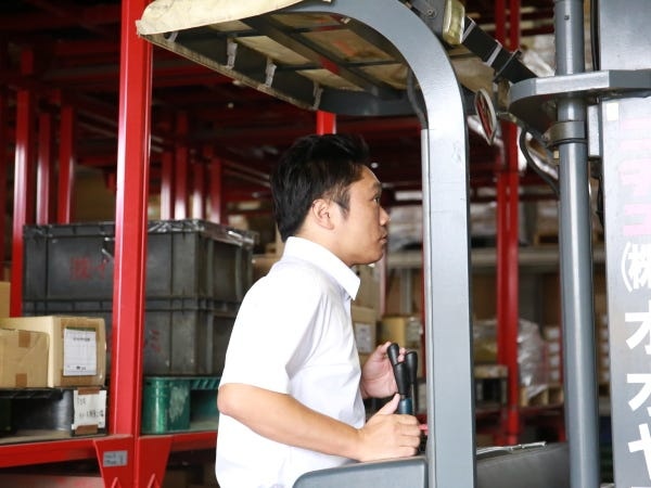 物流管理・物流管理スタッフ・お客様と接する販売（未経験者歓迎・普通自動車免許）