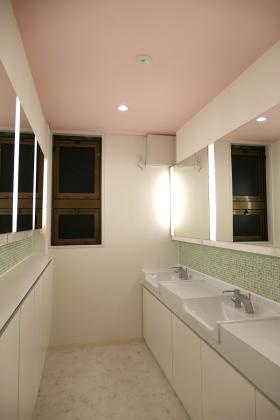 女性用お手洗い・パウダースペース