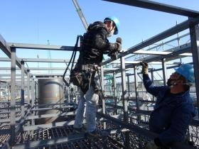 現場ではチームワークよく仕事を進めます