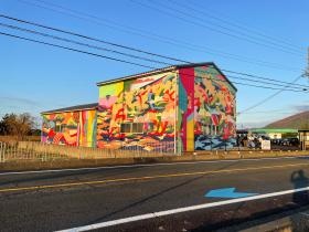 会社の理念を表す、ひときわ目立つ壁画が目印の会社です