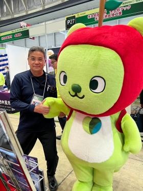 展示会でアルクマと握手