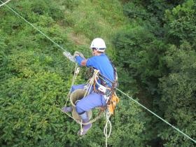 送電工事・電線に宙乗り作業中