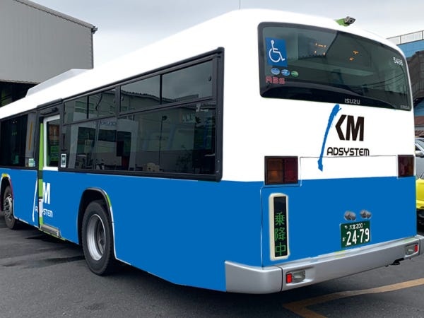 こちらはラッピングバスの写真。街中を走り回るバスの全面に、当社の手がけた広告が載ります。思わず周りに自慢したくなるかも！