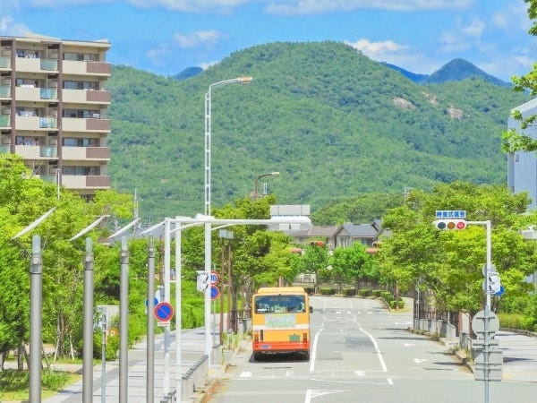 暮らしに身近な交通広告を手がけ、取引先の成長や地域住民の暮らしを支えるお仕事！特定の事業では業界トップクラスのシェアを誇っています。