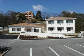 右の建物が社宅、左が託児所です