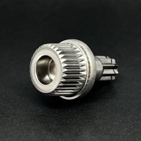 車のウインドウに使われる部品です！