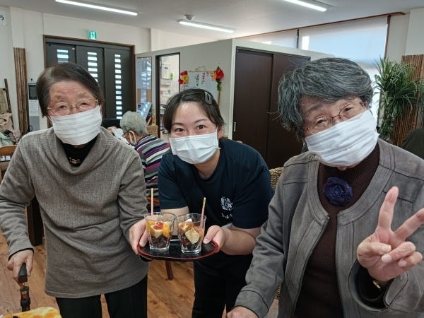 まるでカフェにいるような、落ち着いた雰囲気の一軒家でデイサービスを行っています。利用者様がリラックスして、楽しいひとときを過ごせる空間です。