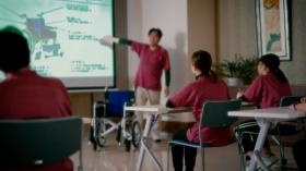 勉強会では介護技術のほか感染症対策など演習を行っています